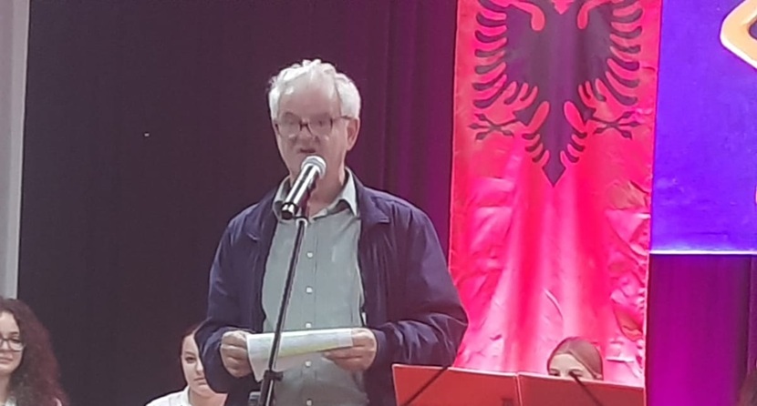 Poeti dhe studiuesi Albert Habazaj me kumtesën Tetori i letërsisë në Vlorë, Qendra Kulturore e Fëmijëve, Vlorë. 23.10.2025