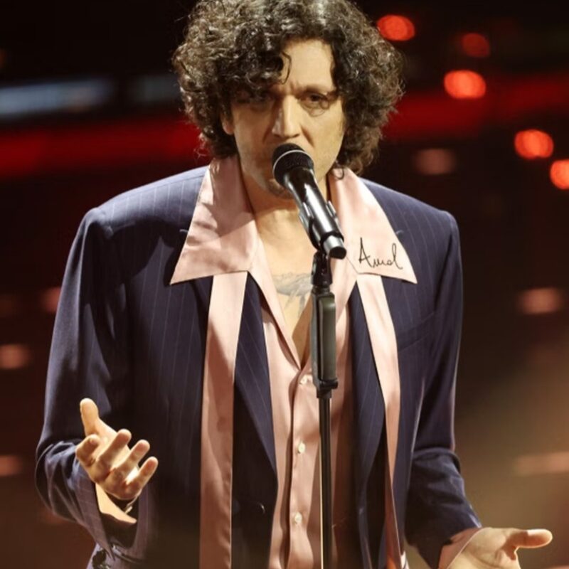 Ermal Meta, me “Stella Stellina” solli në Sanremo një akt besimi në fuqinë e artit për të ngritur zërin kur heshtja bëhet bashkëfajësi