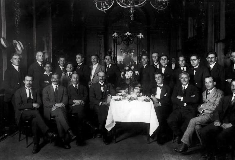 Dëshmia e një fotoje, 29 qershor 1920, kur studentët shqiptarë në Vjenë i rezervonin një pritje solemne Aleksandër Moisiut