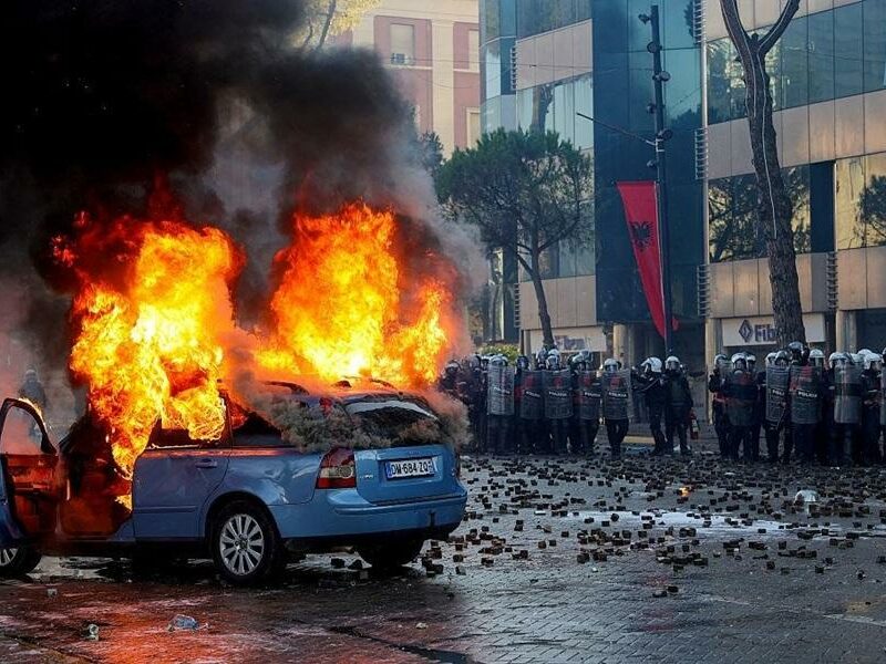 SHQIPËRIA NË REVOLTË: PUSHTETI NUK ËSHTË I PËRJETSHËM, E ARDHMJA I PËRKET DIJES DHE RINISË!